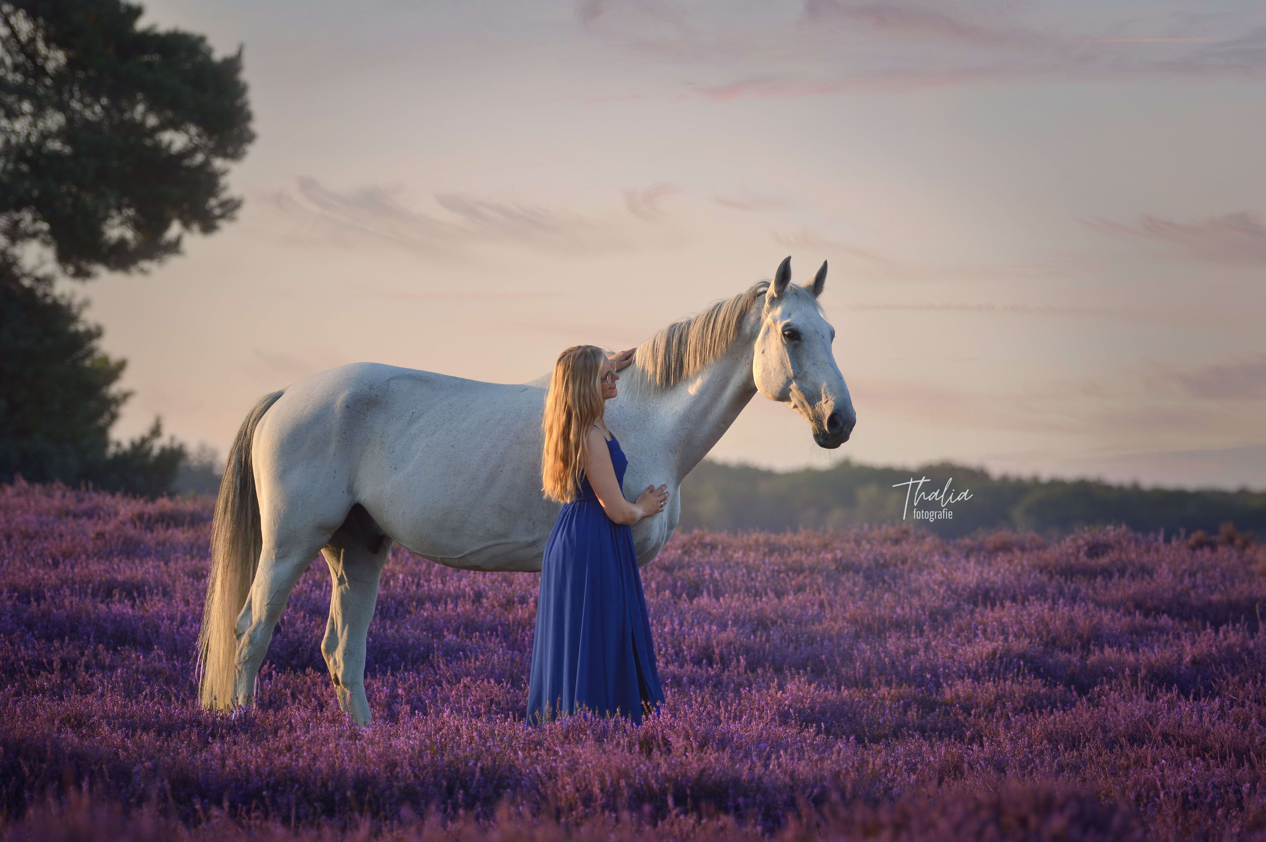 Een foto van Germa met een paard op de heide